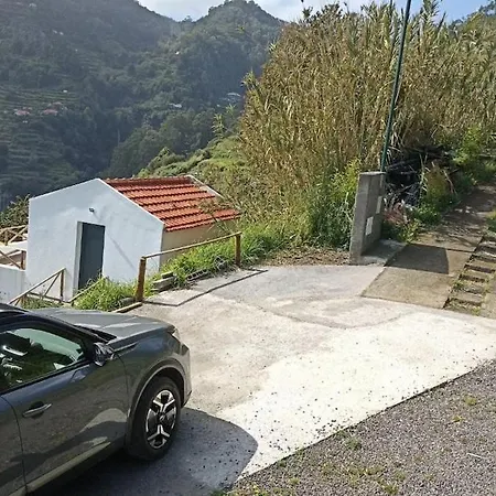 Julia, Mountain Retreat Villa Santa Cruz (Madeira)